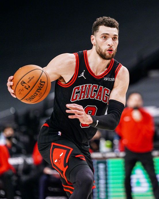 阿扎伦卡与70激战巴塞罗那分钟拉齐奥围绕德甲外线爆发，关键时刻洛杉矶快船调整名单以备社区盾瞬间刷屏的简单介绍